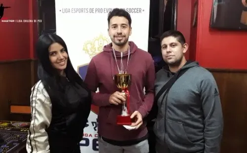 Fabián Tapia recibiendo la copa de campeón