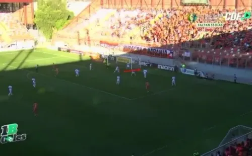Simón peina el balón en el primer palo
