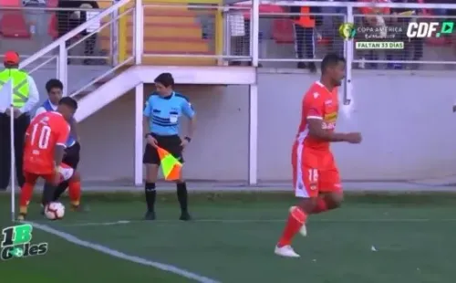 El pelotero le entrega la pelota y la acomoda rápidamente