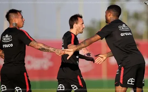 Vargas, Fuenzalida y Junior celebran un gol