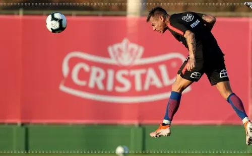 Eduardo Vargas y el cabezazo con intención