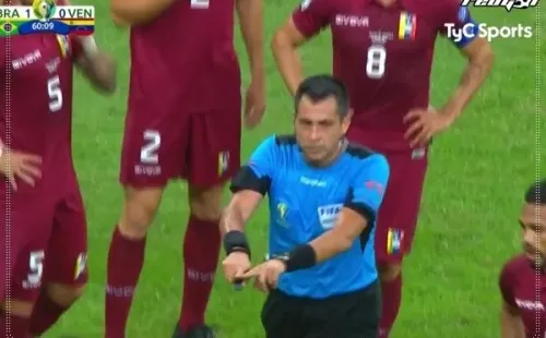 Gabriel Jesús convierte al minuto 61, pero Firmino está en posición de adelanto antes de entregarle la asistencia