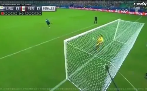 0-0: Pedro Gallese vuela a la derecha y rechaza con los pies el remate de Suárez
