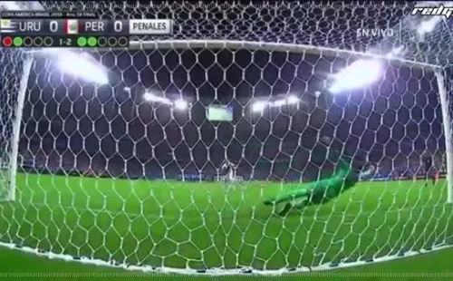 1-2: Raúl Ruidíaztoma carrera y remata fuerte y colocado a la derecha de Muslera