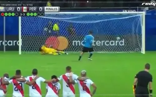 3-3: El mismo penal de Cavani lo ejecuta Rodrigo Bentancur. Gallese vuela al otro palo.