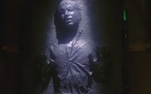 Han Solo congelado, su sacrificio en El Imperio Contraataca. En El Regreso del Jedi lo volverían a la vida.