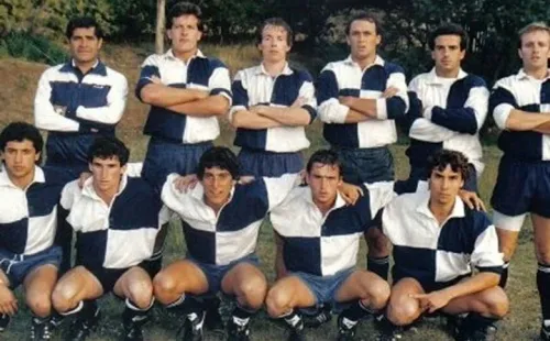 Mario Salas, tercero de la fila de abajo, defendiendo a Old Mackayans RFC en el Seven de Viña del Mar 1987. Foto: gentileza Old Mackayans RFC
