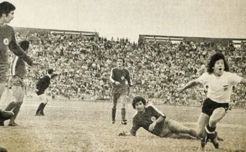 En 1975 se realizó la primera inauguración del Monumental, que duraría poco. Colo Colo venció a Aviación con gol de Juan Carlos Orellana.