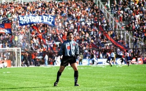 En 2001, un joven Johnny Herrera celebra el 3-2 de la U sobre Colo Colo. Hasta ahora, el último triunfo azul en Pedrero.