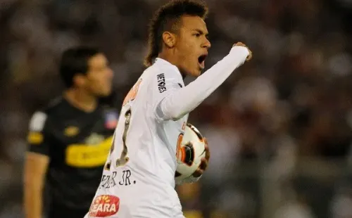 En la Libertadores de 2011, un joven y ya descollante Neymar visitaría por primera vez el Monumental: fue con Santos y el triunfo fue un apretado 3-2 para Colo Colo.