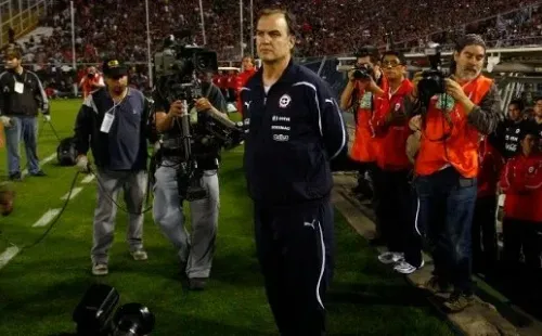 “Don Marcelo Bielsa, Chile le agradece”: el 17 de noviembre de 2010, el rosarino dirige por última vez a la Roja y lo hace en el Monumental. Se le regaló una bandera y su equipo venció 2-0 a Uruguay en amistoso.