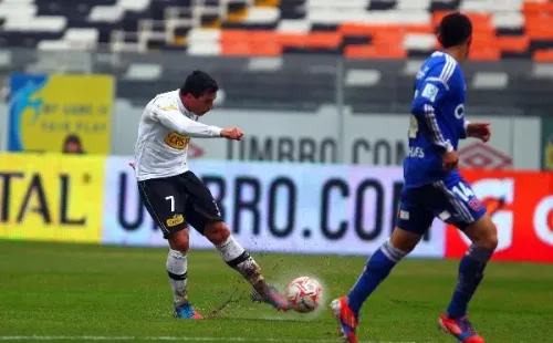 En 2012, se disputó un extraño superclásico sin público por la semifinal de los playoffs del Apertura. El Monumental estaba suspendido por incidentes. Esteban Paredes marcó un golazo en ese 2-0 albo sobre los azules de Jorge Sampaoli, fue expulsado y se despedía de Colo Colo, hasta ahí, para siempre tras desaveniencias con Leonidas Vial que lo hicieron no renovar y partir a México. En la vuelta, la U barrió a los albos y los limpió.