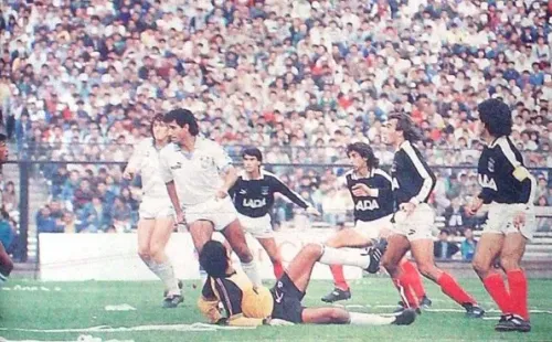 En 1990, Colo Colo juega dos partidos el mismo día: con Sporting Cristal por la Libertadores gana 2-0 (en la foto) y también derrota a Everton por 5-0 por Copa Chile.