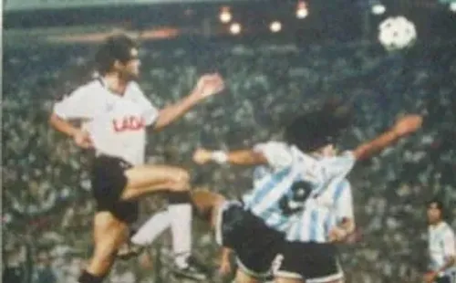 En febrero de 1991, Colo Colo disputa un amistoso con Racing, vence 1-0 e inaugura sus ocho torres de iluminación.