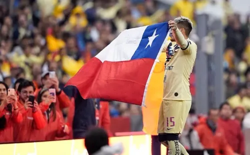 El delantero despliega la bandera tras anotar.