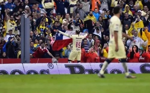 “Chile despertó” se leía en la bandera que tenía preparada Nico Castillo. Se tenía fe.
