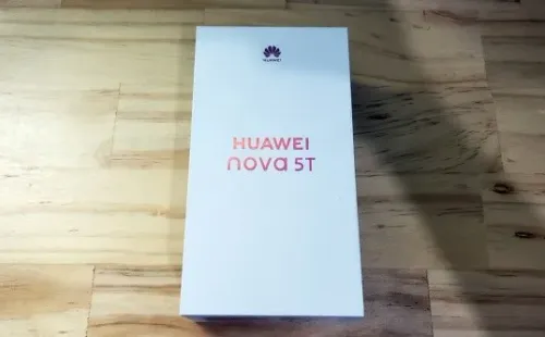 Desde la caja el teléfono ya destaca.