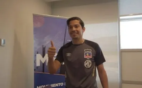 Matías Fernández posa con la indumentaria de Colo Colo. Foto: @El14EsChile