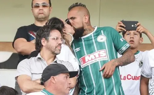 Además lo acompañó en la tribuna su novia, Sonia Isaza