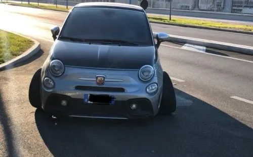 El lindo auto de Balotelli con el tren delantero a maltraer.