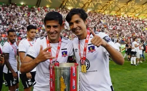 Julio Barroso posa con Matías Fernández y la Copa Chile. (Foto: Guille Salazar)