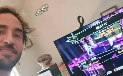 Chapa disfrutando de su Guitar Hero.