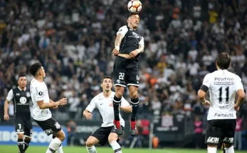Pese a su opaco regreso, Lucas Barrios hizo una buena Libertadores donde Colo Colo alcanzó los cuartos de final. (Foto: Agencia Uno)
