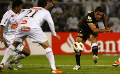 Definición lujosa de Paredes ante el Santos de Neymar en la Libertadores 2011. (Foto: Agencia Uno)