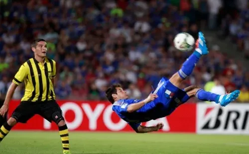 Rodrigo Mora marcándole de chilena a Guaraní por la U en Copa Libertadores. (Foto: Agencia Uno)