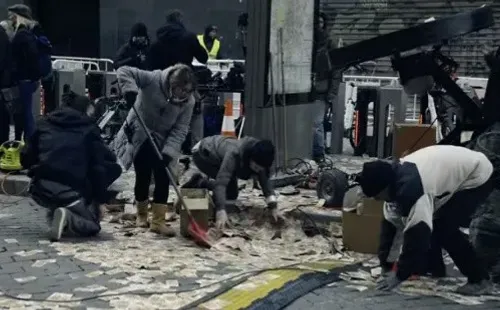 Desde manejar los ventiladores hasta la sorpresiva lluvia complicó la escena.