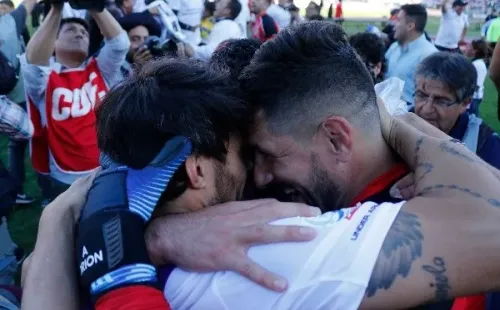 Orión celebrando con Jorge Valdivia el título del Transición 2017 bajo el mando de Pablo Guede.