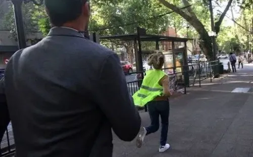Luego del estallido social, esta imagen de la alcaldesa Evelyn Matthei se volvió viral y blanco de varios memes, en que la política corría de los periodistas con un chaleco amarillo.