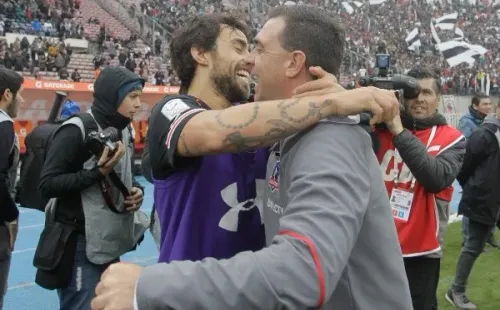 Pablo Guede junto a Jorge Valdivia celebrando ante Universidad Católica. Foto: Agencia Uno