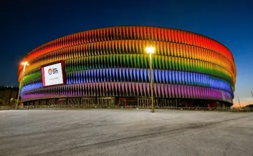 Distintos clubes del mundo, tal como Universidad Católica, se han unido contra la LGTBIfobia en su día. Athletic Club, por ejemplo, iluminó San Mamés con los colores del arcoiris.