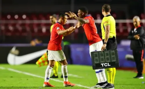 Alexis Sánchez y Junior Fernándes