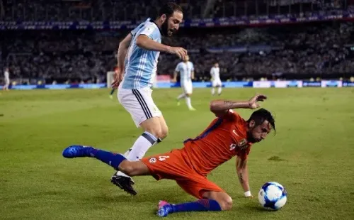 Mauricio Isla fue clave para los triunfos de Chile ante Argentina en Copa América de 2015 y 2016. Foto: Agencia Uno