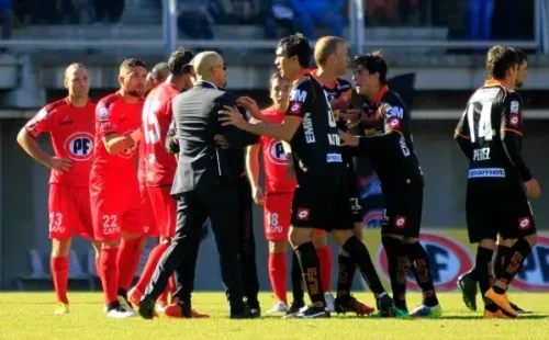 La furia del Fantasma Figueroa en el partido de Cobreloa contra Ñublense.