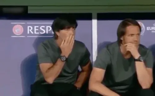 El campéon del mundo con Alemania, Joachim Low, se transformó en tendencia en Chile tras el video del senador Navarro. Todo porque era bastante asiduo a estos mismos gestos.