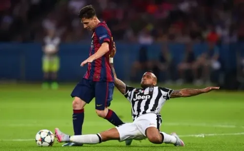 Vidal barriéndose contra Lionel Messi