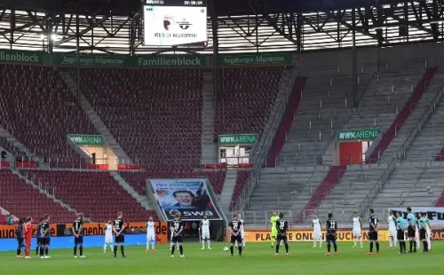 Los homenajes por los fallecidos por coronavirus y esta semana por el asesinato de George Floyd han sido parte de los comrpomisos de Bundesliga, algo que quizás se repetirá en el estadio del Augsburg. (Foto: Getty)