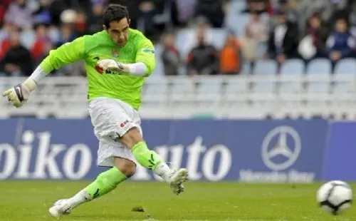 Claudio Bravo metió un zapatazo por debajo de la barrera para anotar un gol histórico para la Real Sociedad. Foto: Archivo