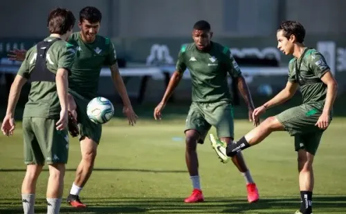 Los equipos ya llevan algunas semanas entrenando con cierta normalidad. Es el caso del Betis, que visitará a su clásico rival en el regreso del futbol. (Foto: Getty)