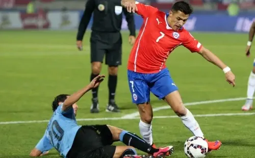 Alexis ante Uruguay en Copa América 2015.