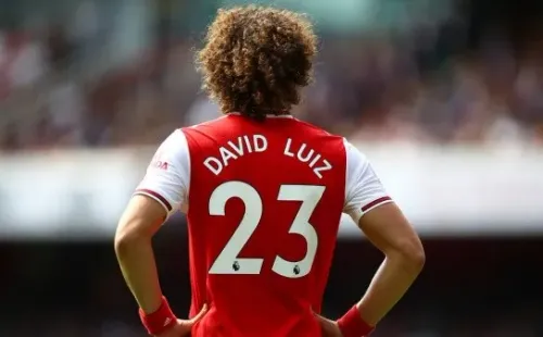 David Luiz se transformó en el villano del Arsenal, entregando el partido prácticamente en bandeja al Manchester City, que terminó ganándolo por 3-0.
