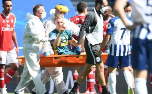 Bernd Leno encara a Maupay