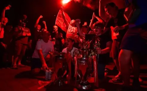 Los hinchas de Liverpool festejando el título de Premier League. (FOTO: Getty Images)