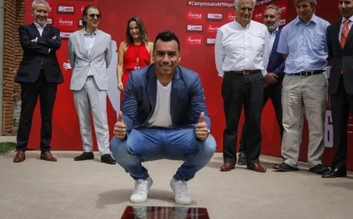 Esteban Paredes homenajeado en la ANFP por su gol 216.