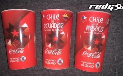 Y para refrescarse, qué mejor que los vasos oficiales de los partidos de la Roja