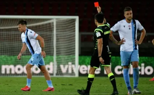 Patric vio la roja en la Lazio por “Mordelón” al estilo Luis Suárez.
