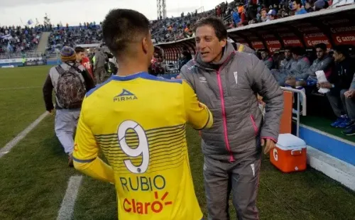 Rubio en Everton saluda a Mario Salas cuando era el DT de la UC (Agencia Uno)